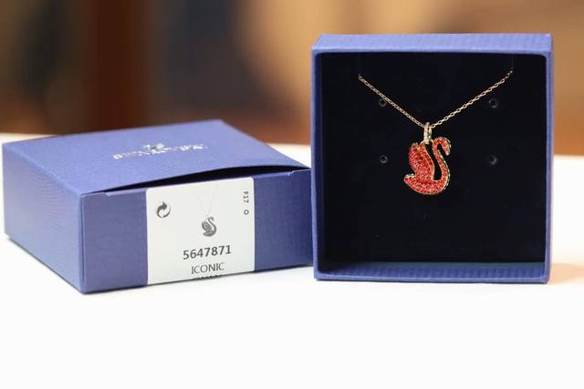 Swarovski Iconic Swan 红天鹅链坠 这款中国新年坠链以吉利的红色仿水晶密镶设计搭配镀金色饰链 为您的风格增添一抹耀动的丰茂 也可作为特殊的礼